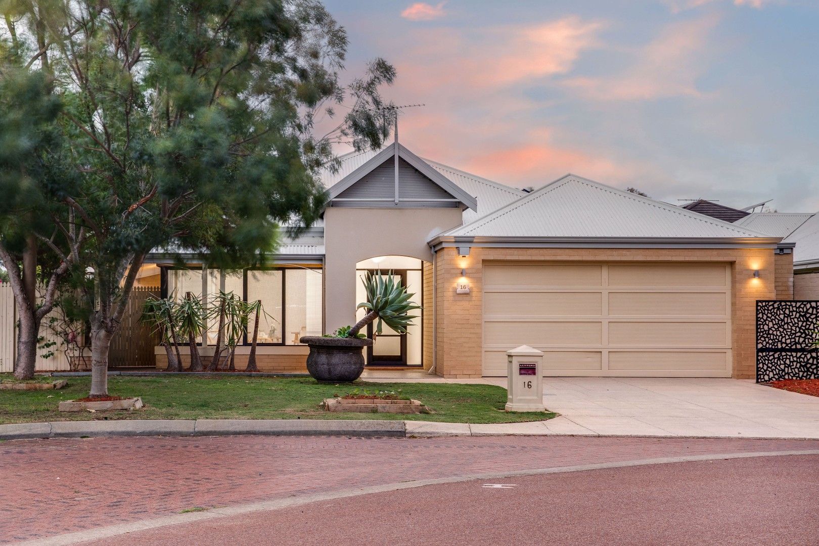 3 bedrooms House in 16 Settlers Circle GWELUP WA, 6018