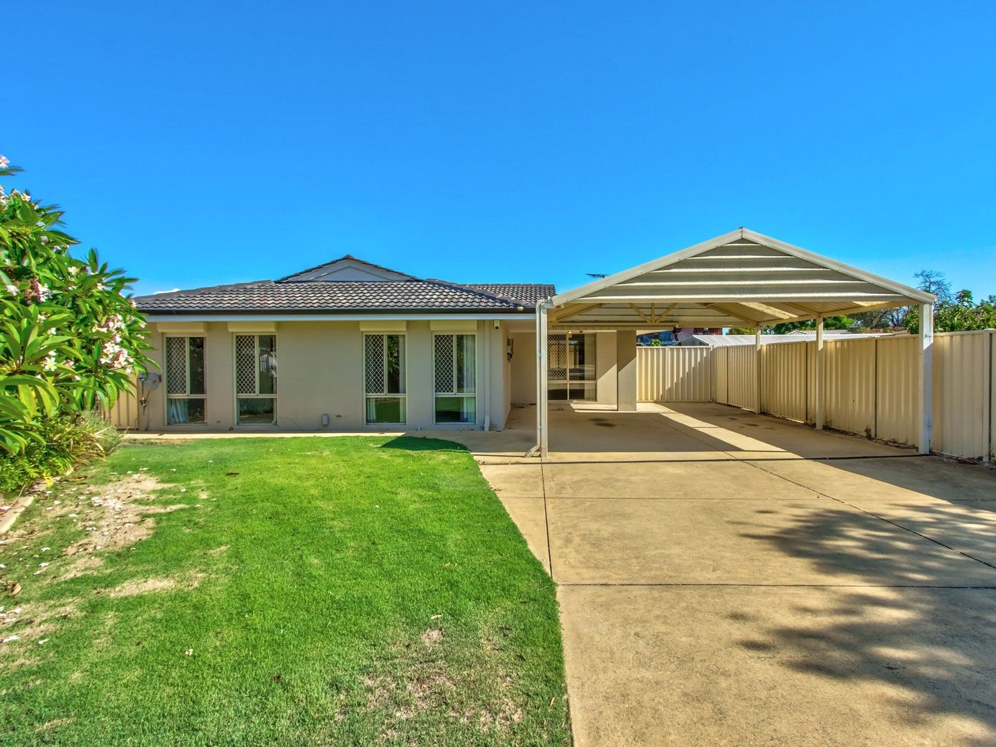 3 bedrooms House in 17 Mimbalup Close HILLMAN WA, 6168