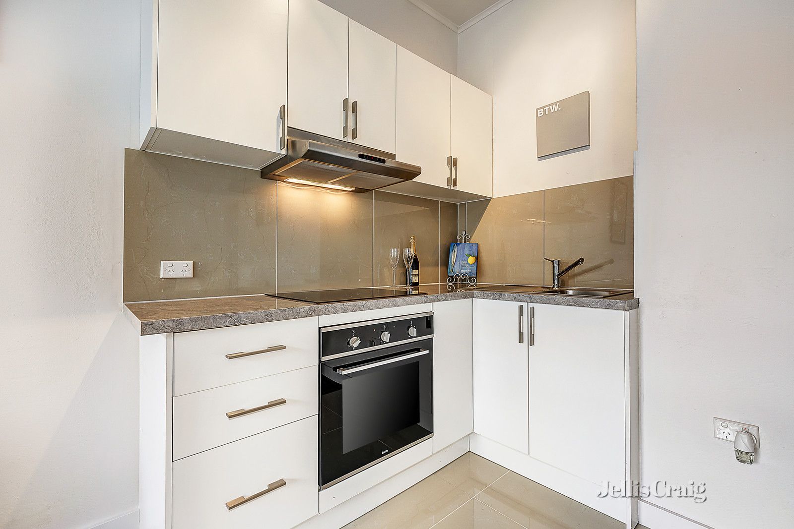 9/18 Lennon Street, Parkville VIC 3052, Image 2