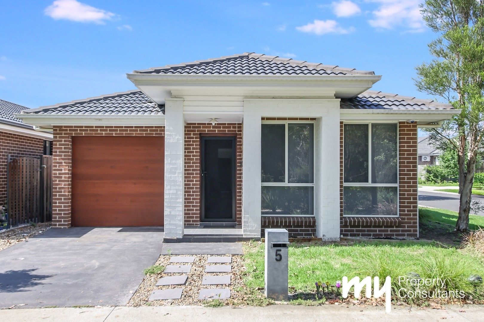 4 bedrooms House in 5 Peckham Grove ORAN PARK NSW, 2570