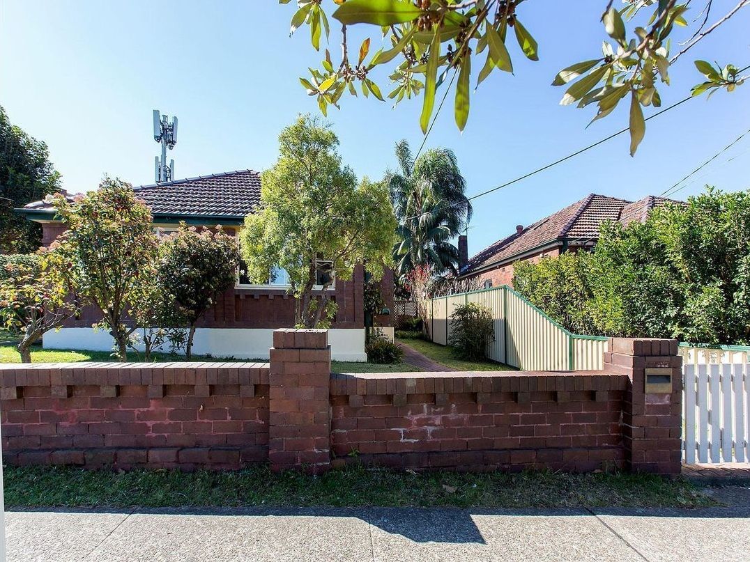 2 bedrooms House in 4 Russell Avenue DOLLS POINT NSW, 2219