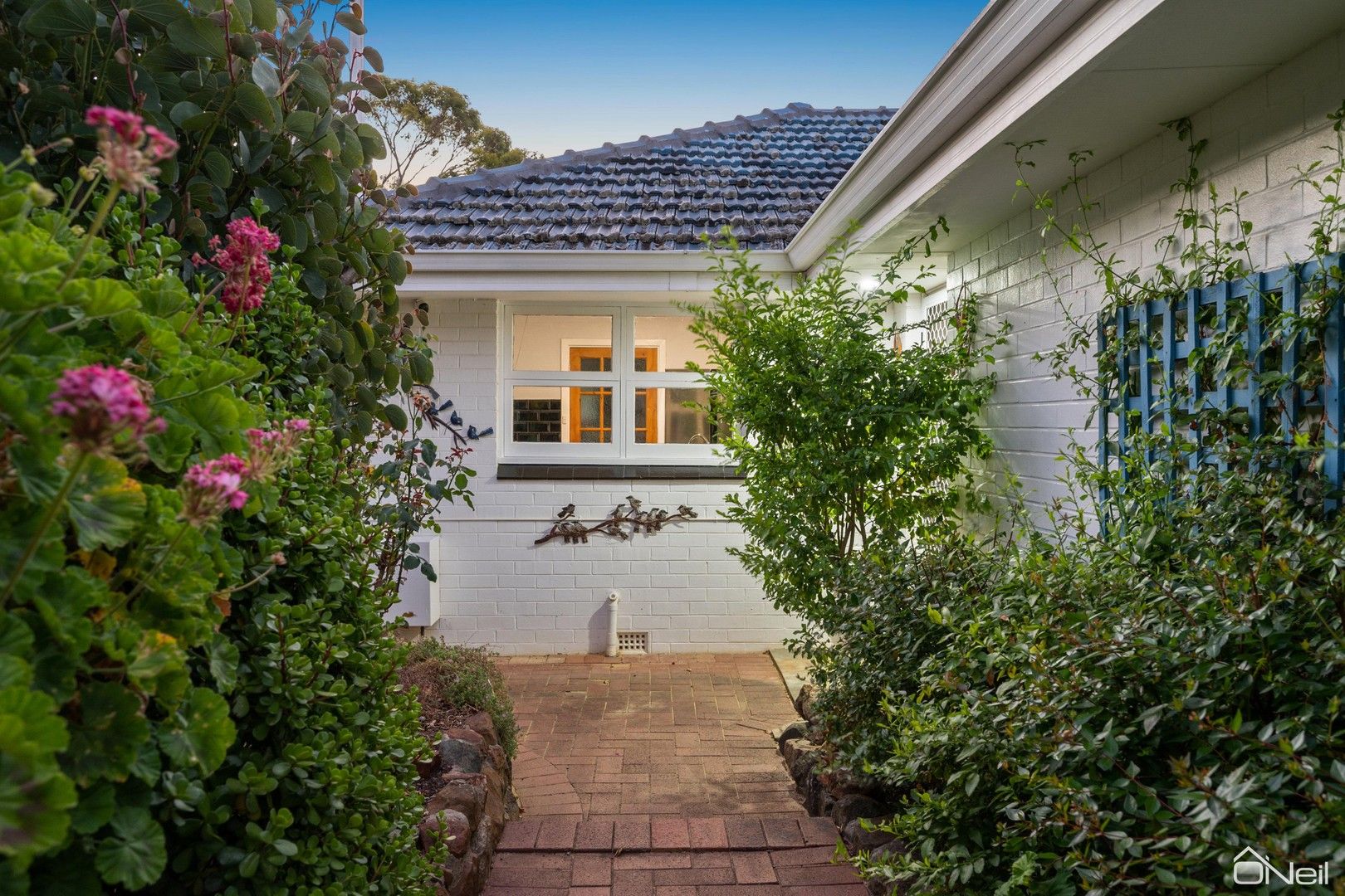 3 bedrooms House in 11 Gemsarna Crescent KELMSCOTT WA, 6111