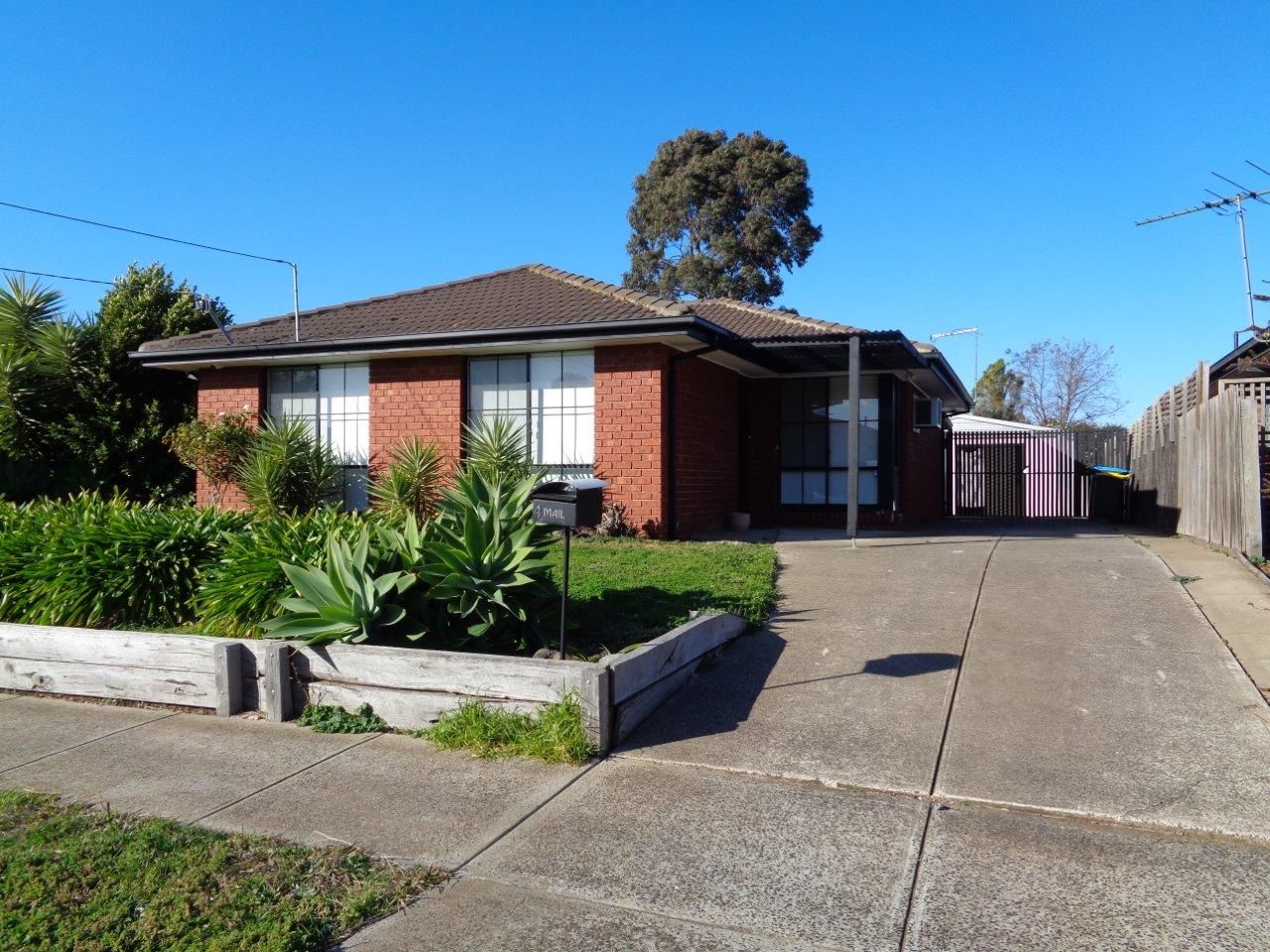 2 bedrooms House in 4 Casey Drive HOPPERS CROSSING VIC, 3029