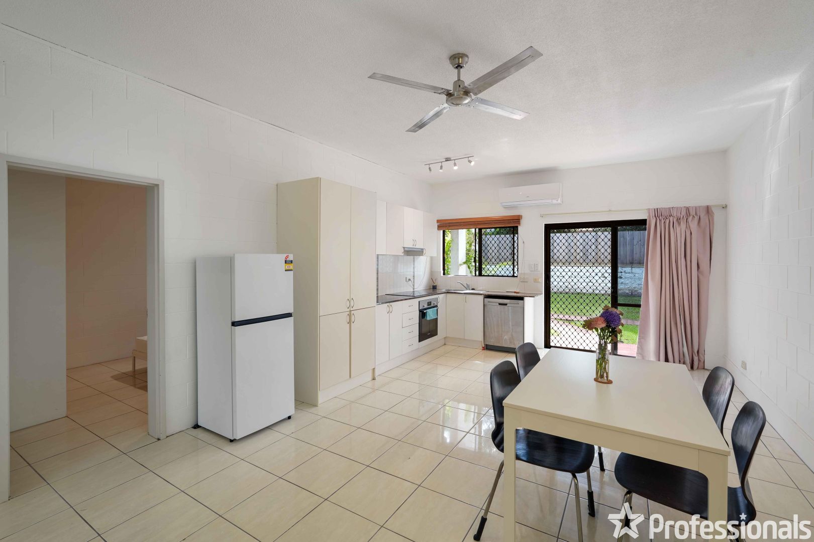 3/3 Crathern Close, Edge Hill QLD 4870, Image 2