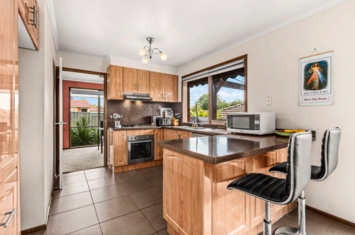 8 Teralba Close, Mill Park VIC 3082, Image 2