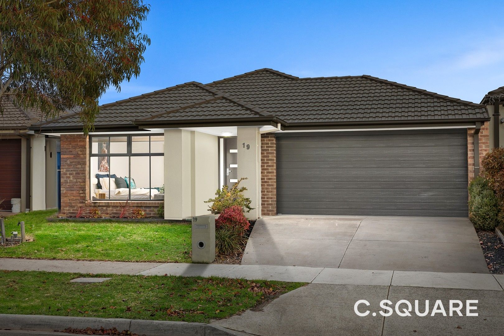 4 bedrooms House in 19 Nebula Crescent MICKLEHAM VIC, 3064