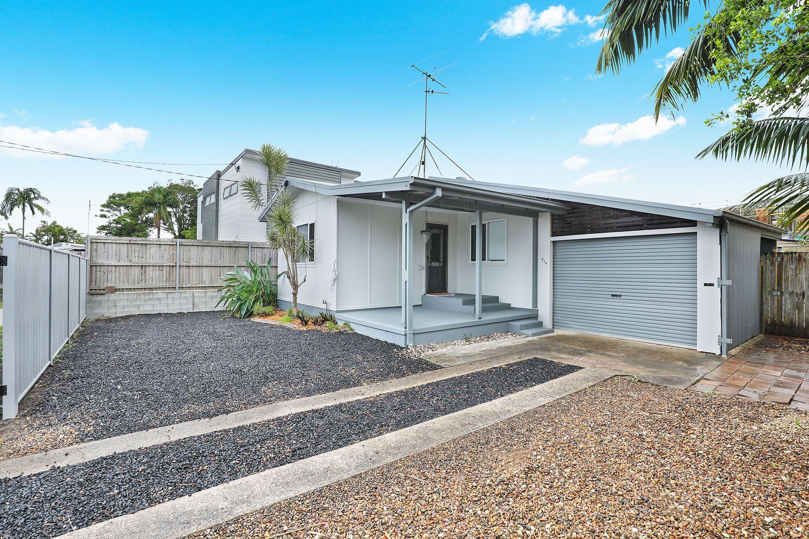 219 Broadwater Avenue West, Maroochydore Property History & Address