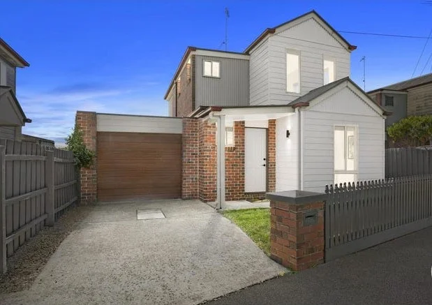 2/11 Little Clyde St, Soldiers Hill VIC 3350