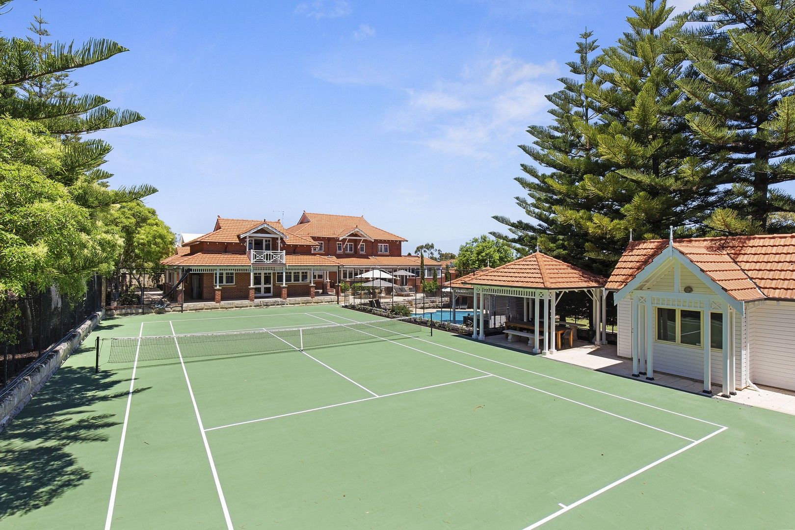 6 bedrooms House in 11 Grove End Ridge MOUNT CLAREMONT WA, 6010