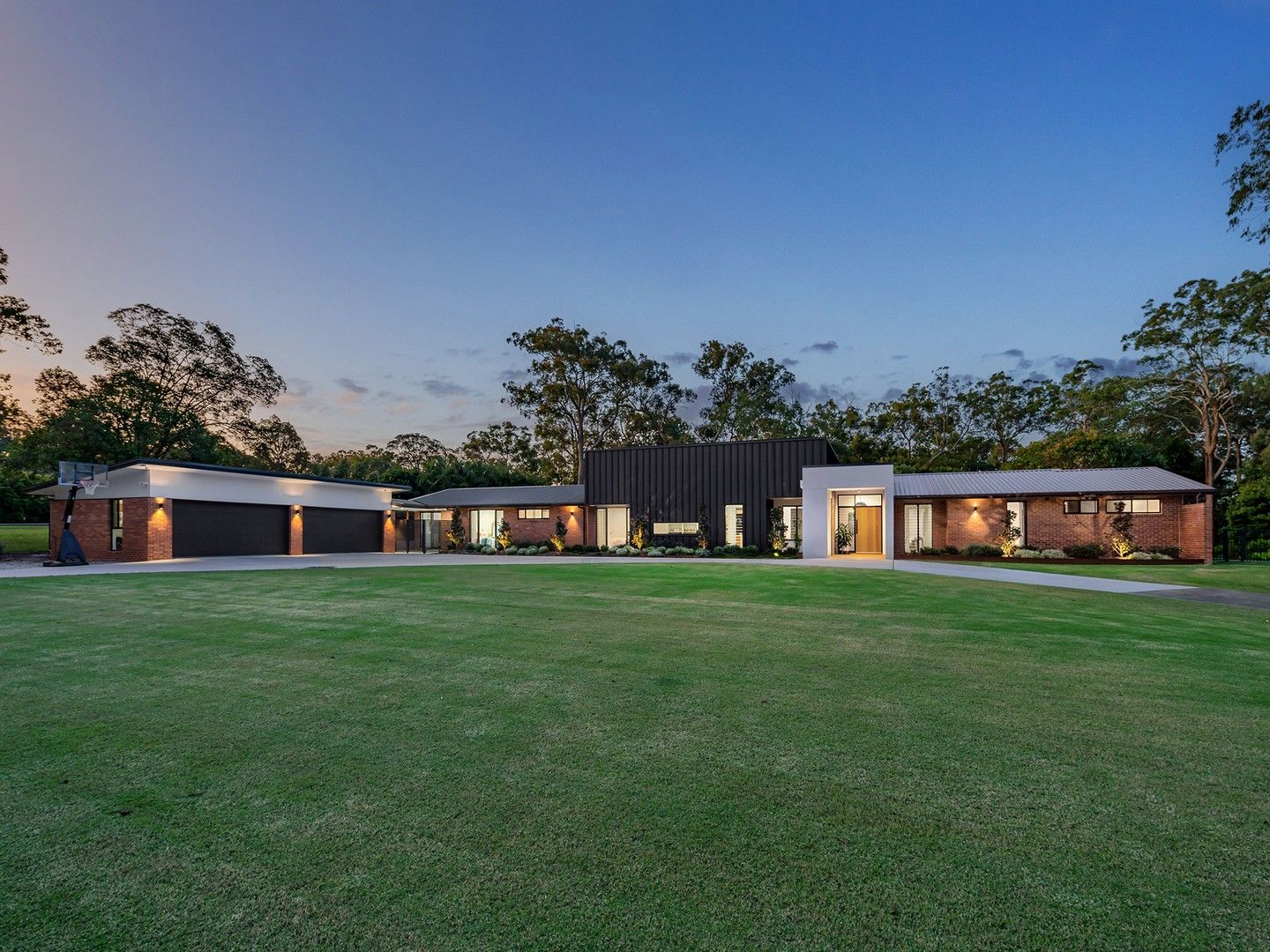 5 bedrooms House in 100 Warriewood Road CHANDLER QLD, 4155