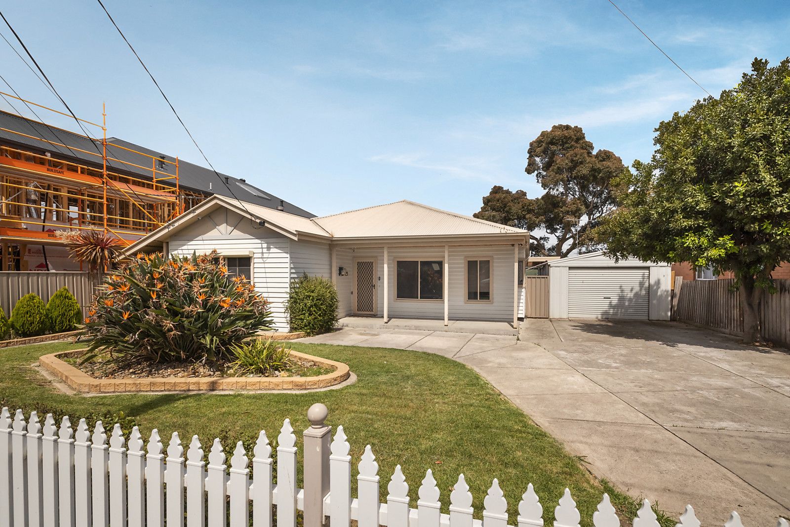 4 bedrooms House in 17 Birch Avenue TULLAMARINE VIC, 3043