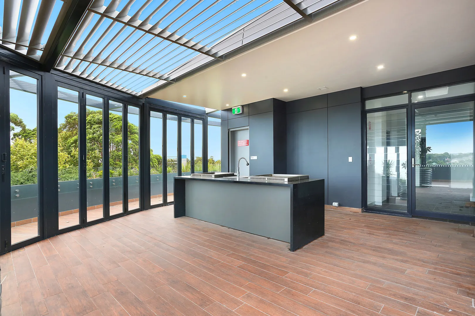 Oversized 105 sqm apartment with large 5.7sqm study - More