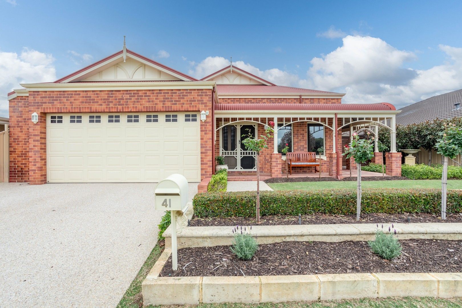 4 bedrooms House in 41 Cromarty Gardens CANNING VALE WA, 6155