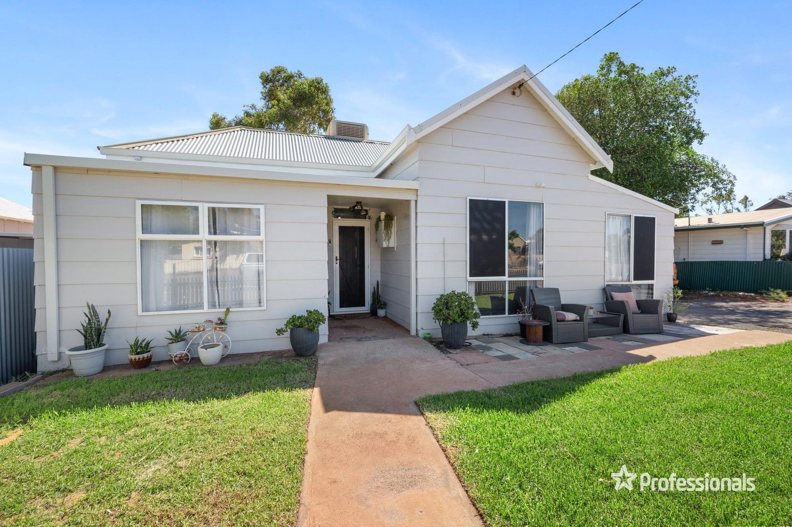 3 bedrooms House in 15 Broadarrow Road KALGOORLIE WA, 6430