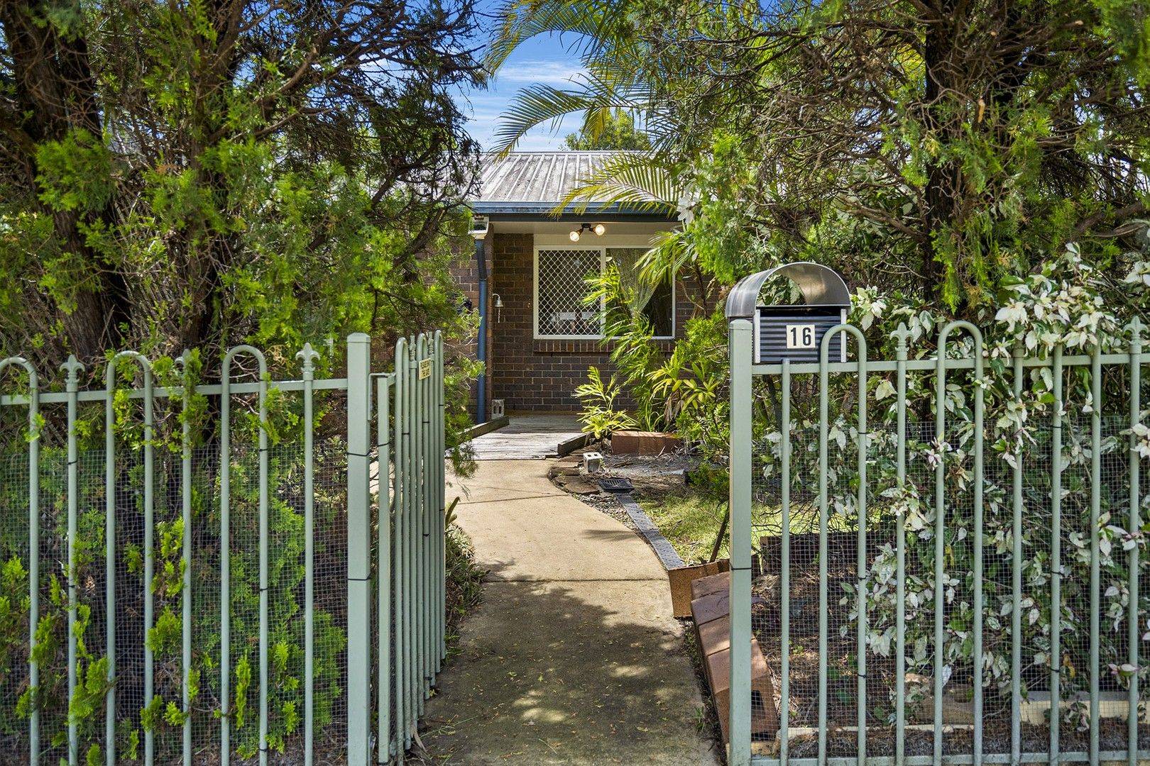 3 bedrooms House in 16 Duranta Court CRESTMEAD QLD, 4132