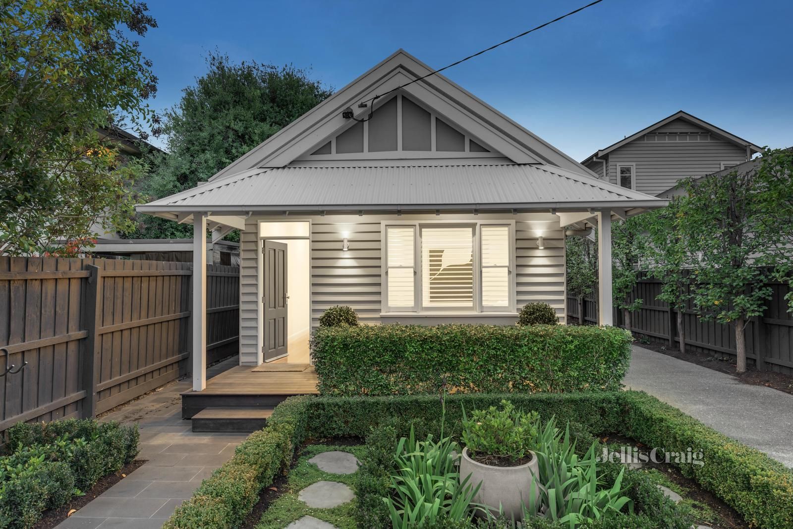 2 bedrooms House in 9 Exhibition Street MCKINNON VIC, 3204