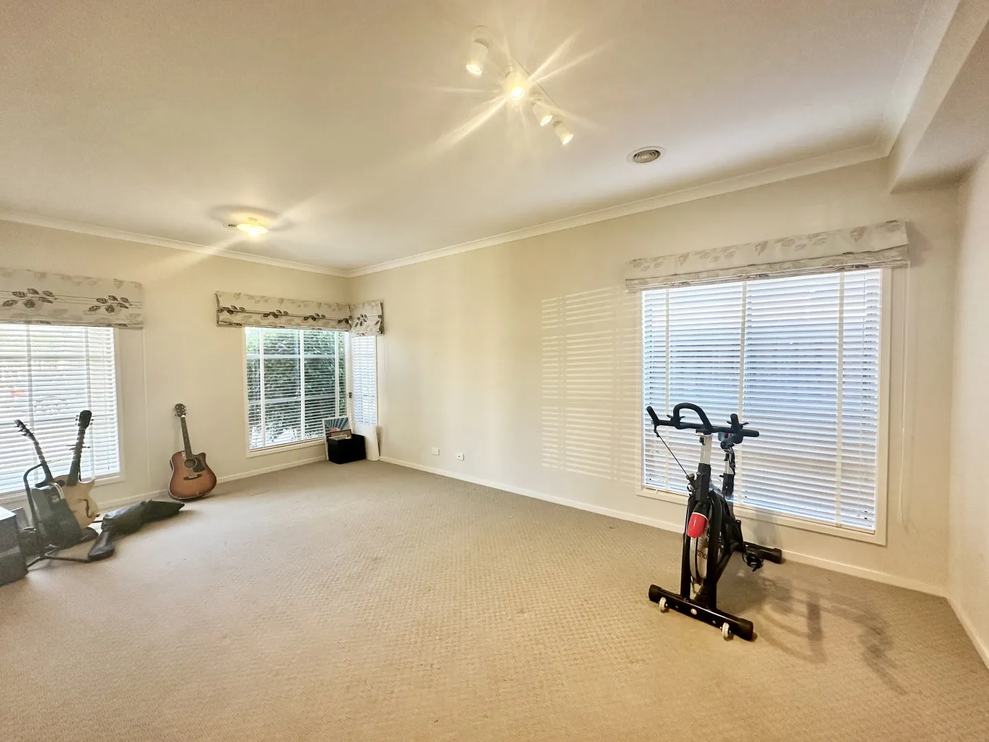 Modern spacious 4-beds Living in Kingsford Estate Point Cook - Widok 3