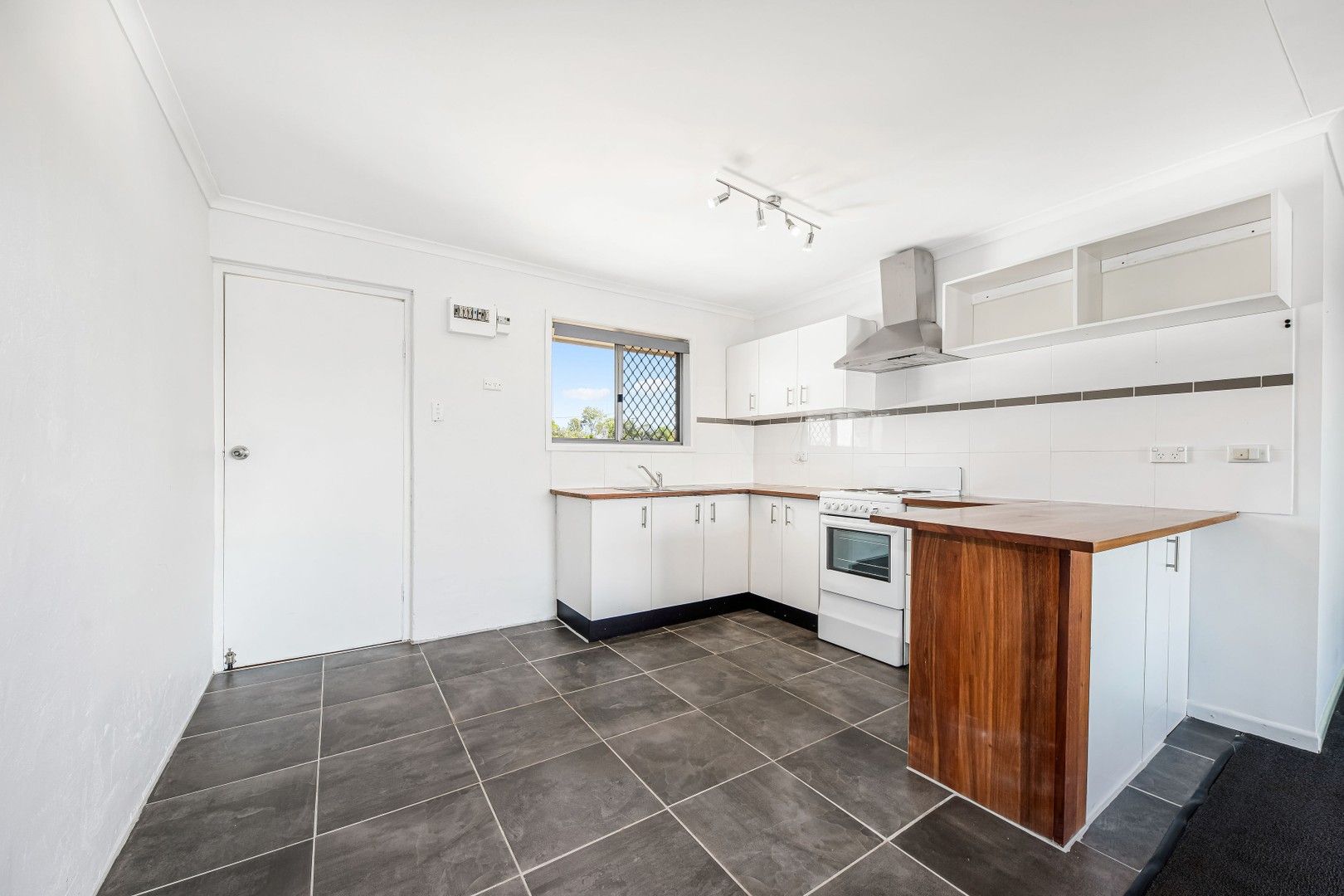 2 bedrooms Apartment / Unit / Flat in 2/3 Akeringa Street MOOLOOLABA QLD, 4557