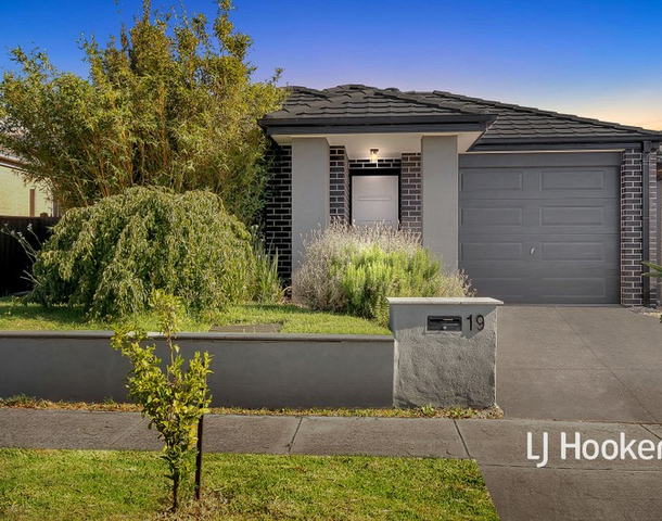 19 Harvard Street, Cranbourne West VIC 3977