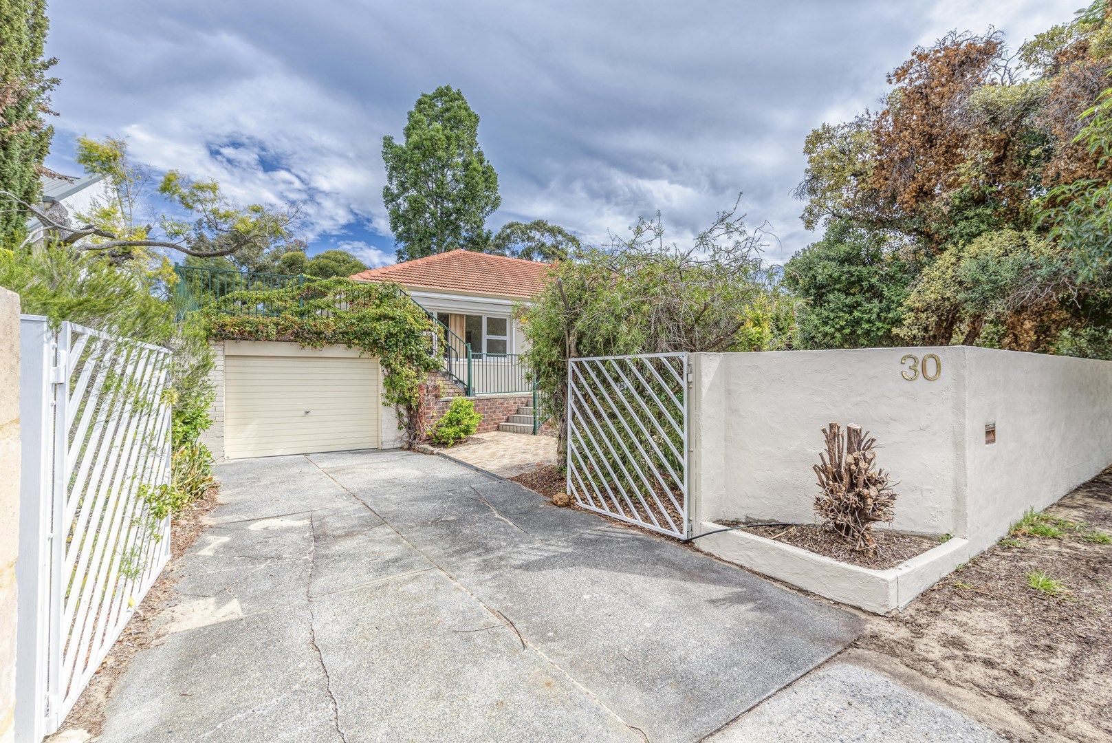 4 bedrooms House in 30 Wichmann Road ATTADALE WA, 6156