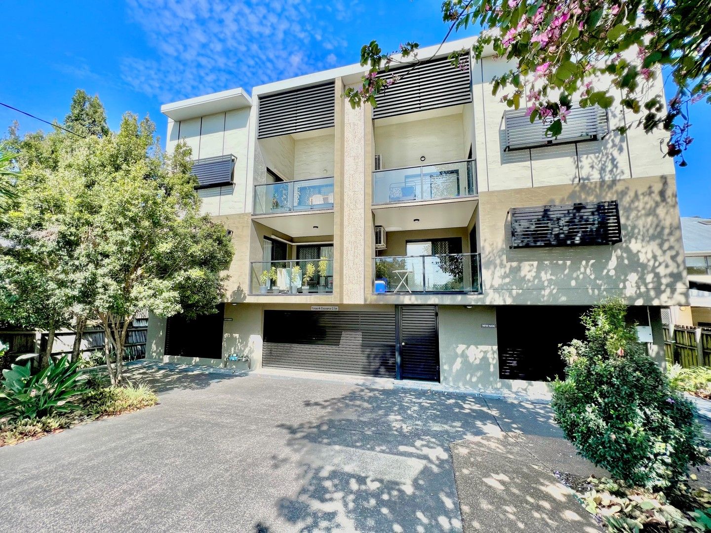 2 bedrooms Apartment / Unit / Flat in 8/135 Cavendish Road COORPAROO QLD, 4151