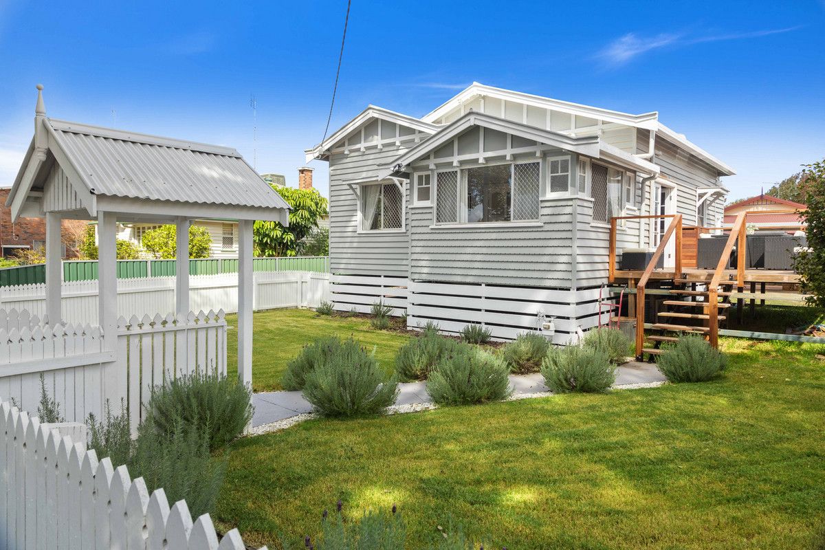 3 bedrooms House in 214 Russell Street NEWTOWN QLD, 4350