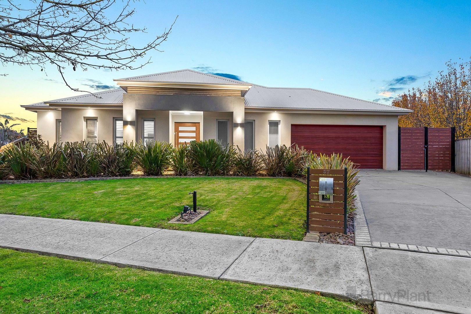 5 bedrooms House in 37 Henry Lawson Drive PAKENHAM VIC, 3810