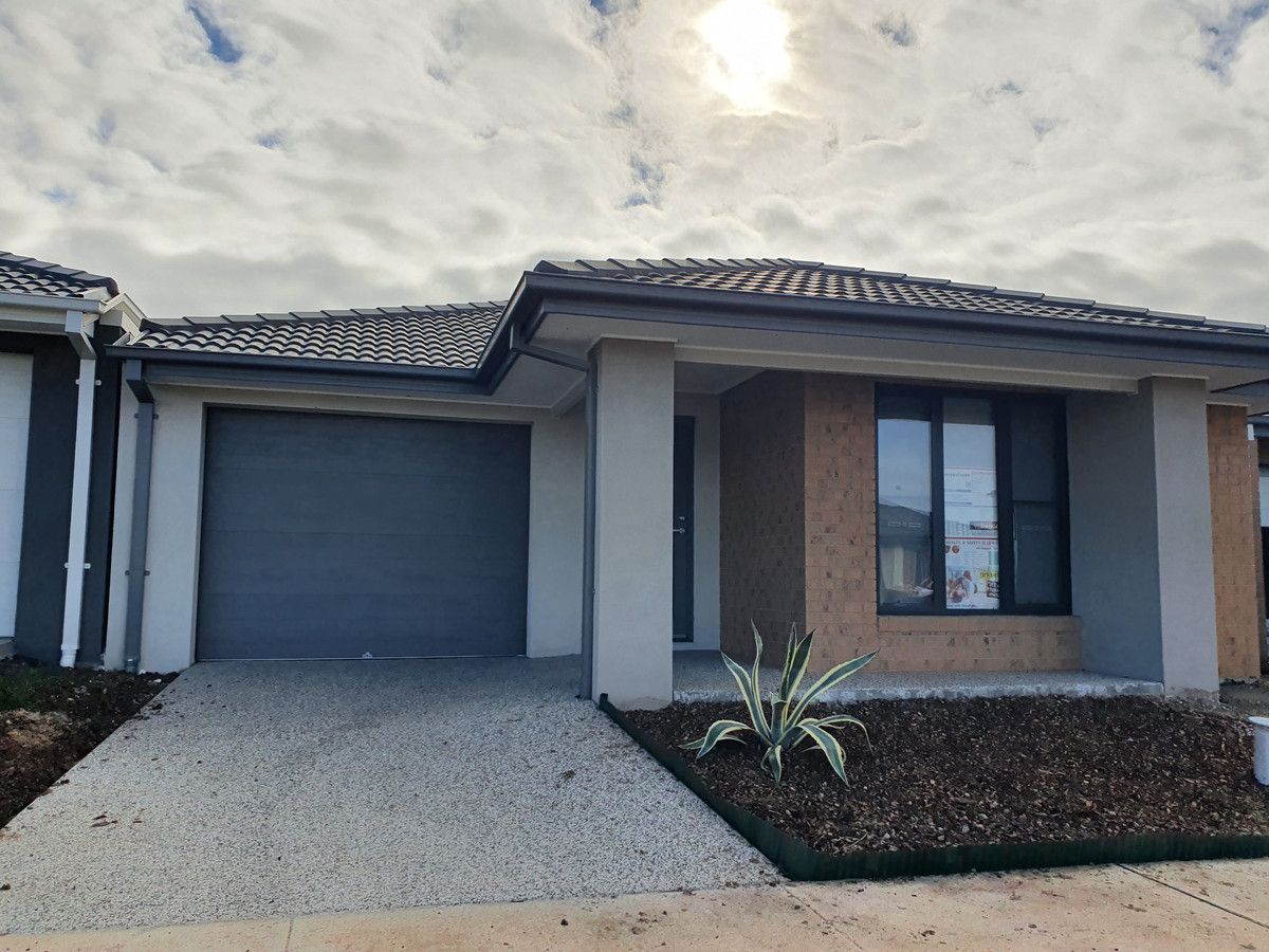 3 bedrooms House in 8 Kelmscott Way WERRIBEE VIC, 3030