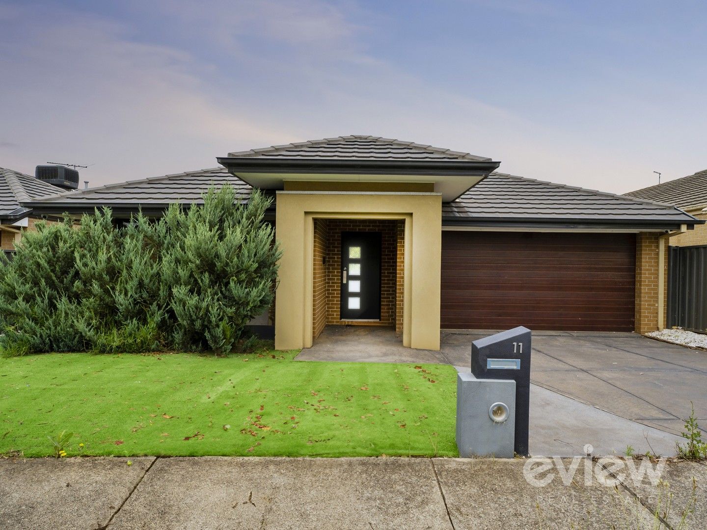 4 bedrooms House in 11 Canons Crescent MANOR LAKES VIC, 3024