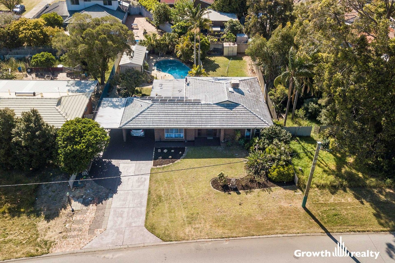 4 bedrooms House in 13 Passiflora Drive FORRESTFIELD WA, 6058