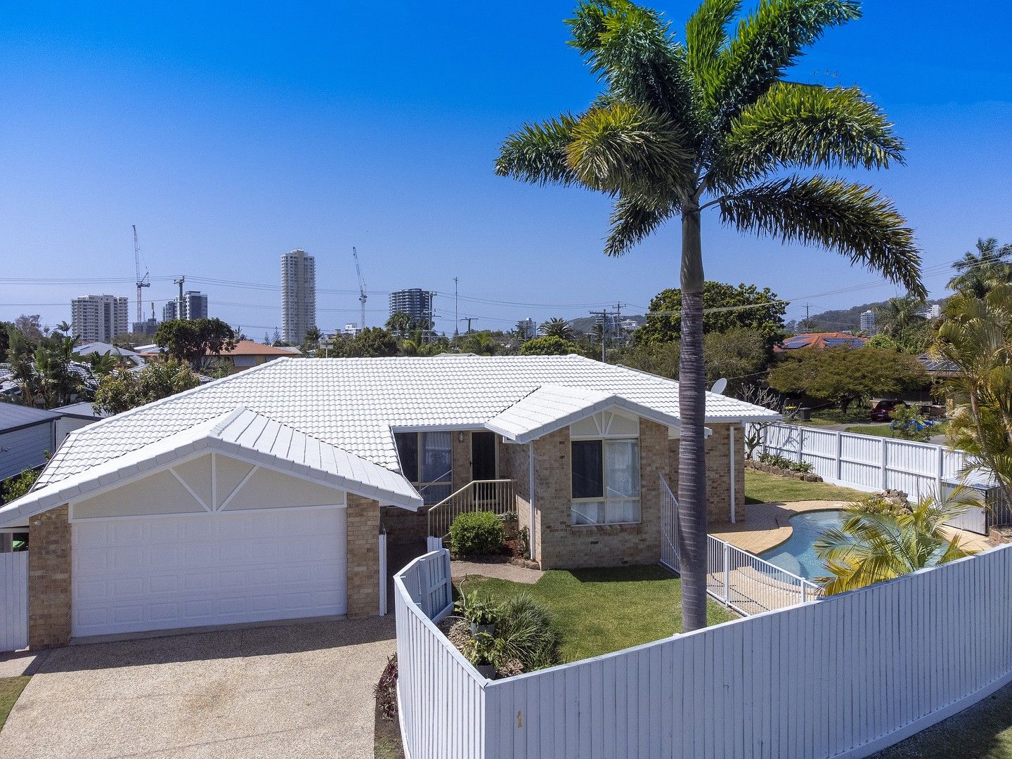 4 bedrooms House in 1 Maitland Street BURLEIGH WATERS QLD, 4220