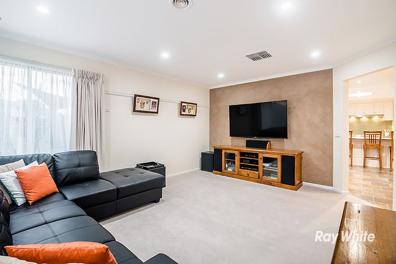 12 Wildwood Court, Cranbourne North VIC 3977, Image 2