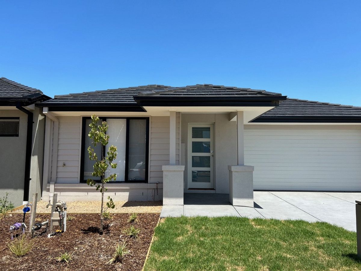 3 bedrooms House in 29 Generation Crescent MAMBOURIN VIC, 3024