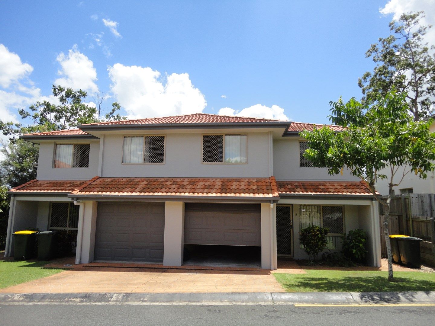 11455087_1_propertyphoto_171011_035032 w2592 h1944