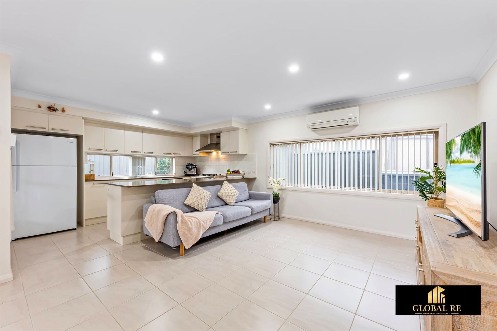 42 Affleck Gardens, Middleton Grange NSW 2171, Image 2