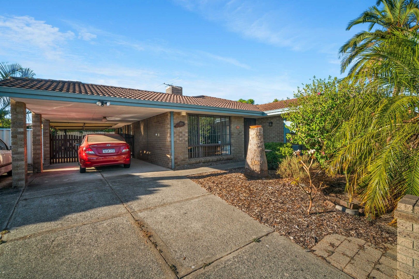 3 bedrooms House in 37 Discovery Drive THORNLIE WA, 6108