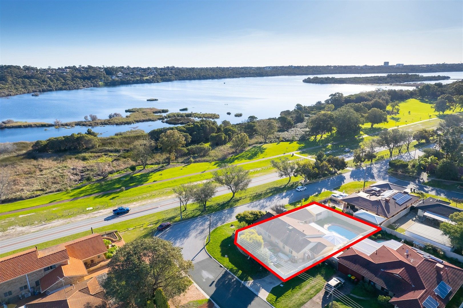 4 bedrooms House in 26 Pinnelli Road WANNEROO WA, 6065