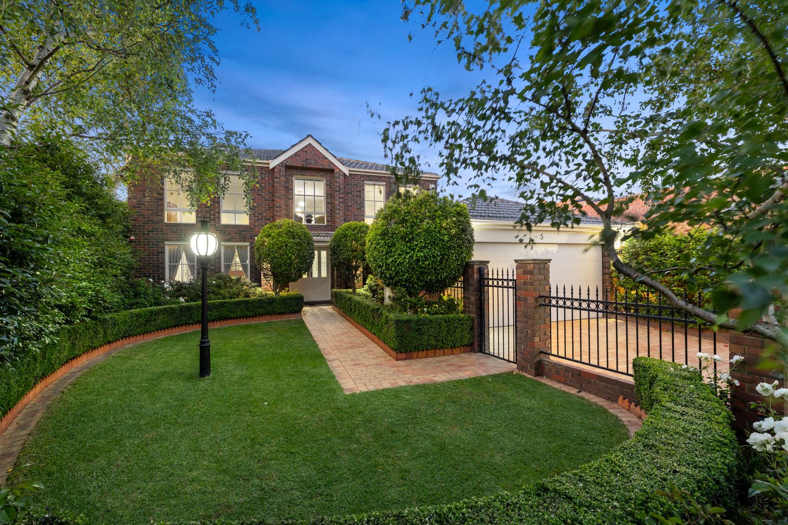 4 bedrooms House in 5 Law Court ROWVILLE VIC, 3178