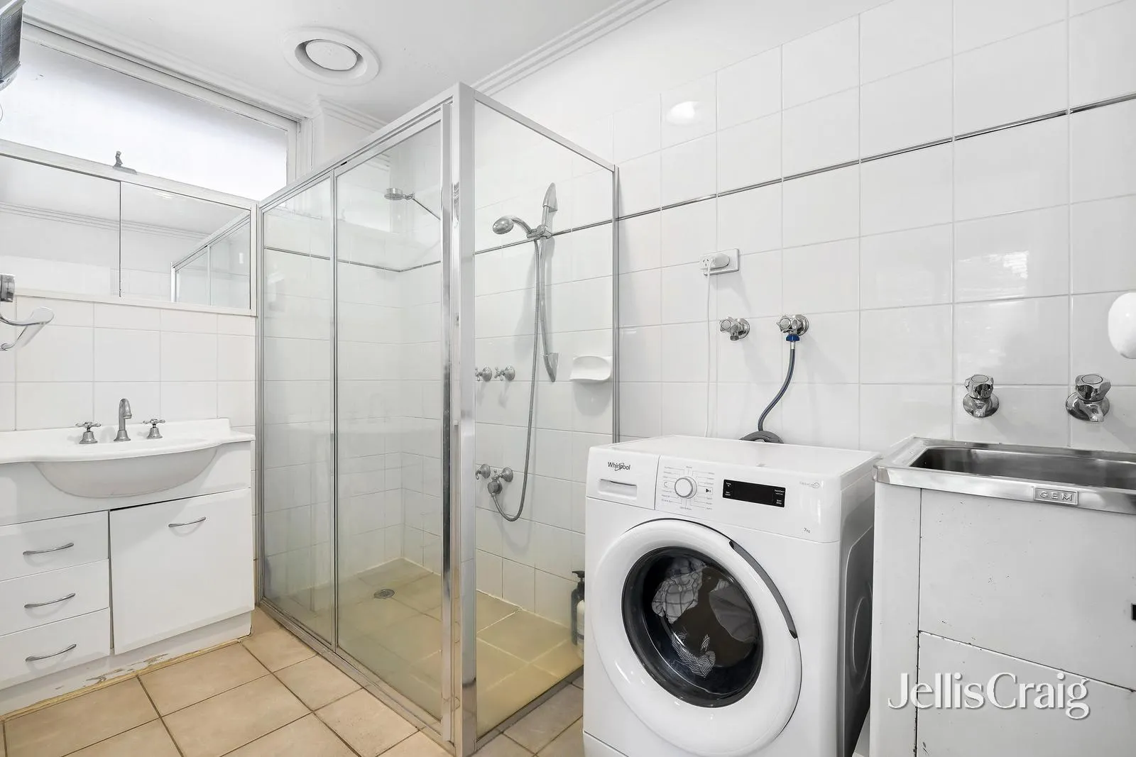 Apartment in Elwood - More