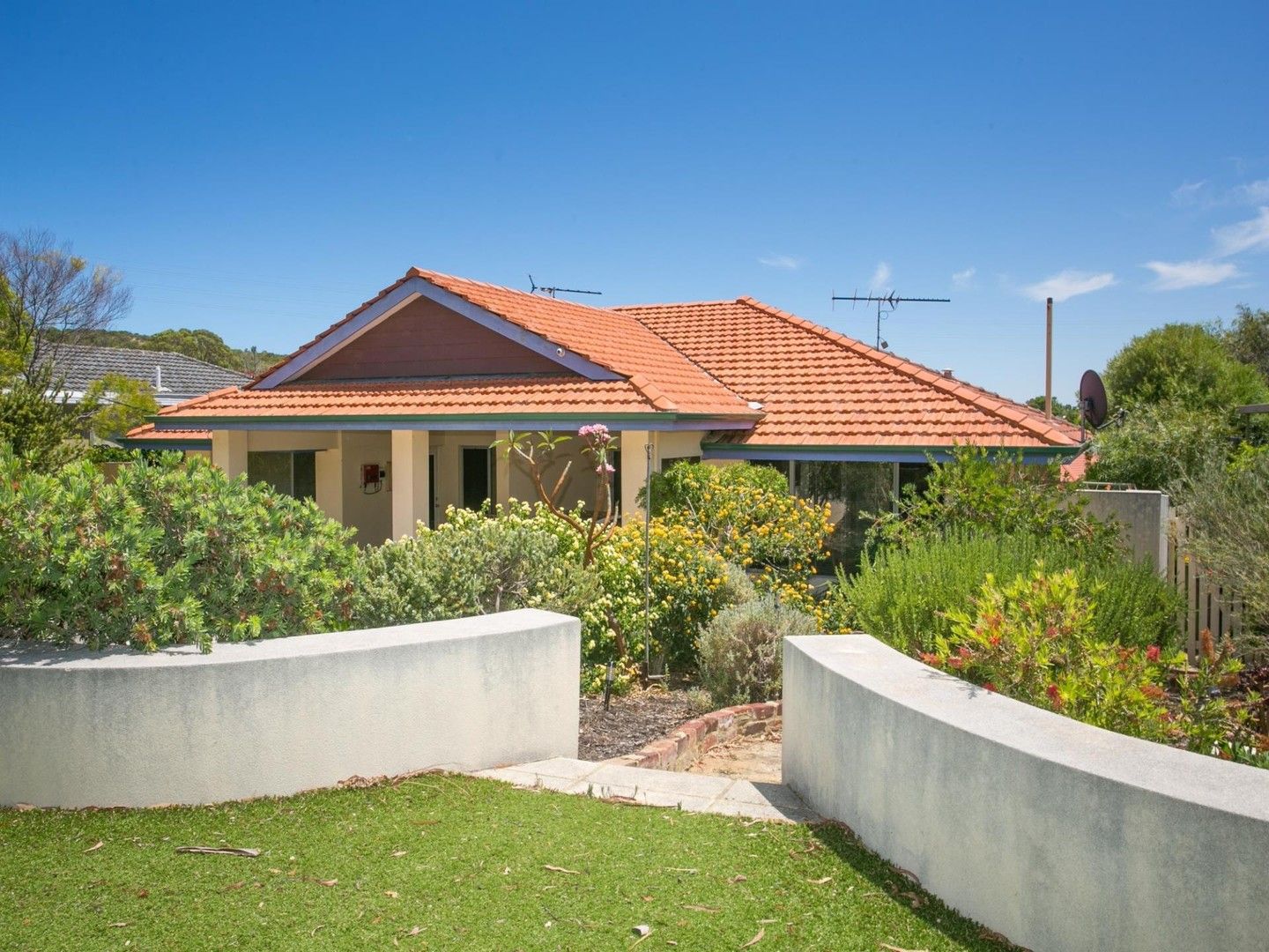 2 bedrooms House in 16a Claygate Road HAMILTON HILL WA, 6163