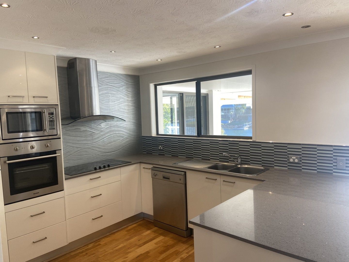 4 bedrooms House in 22 Claymore Crescent SORRENTO QLD, 4217