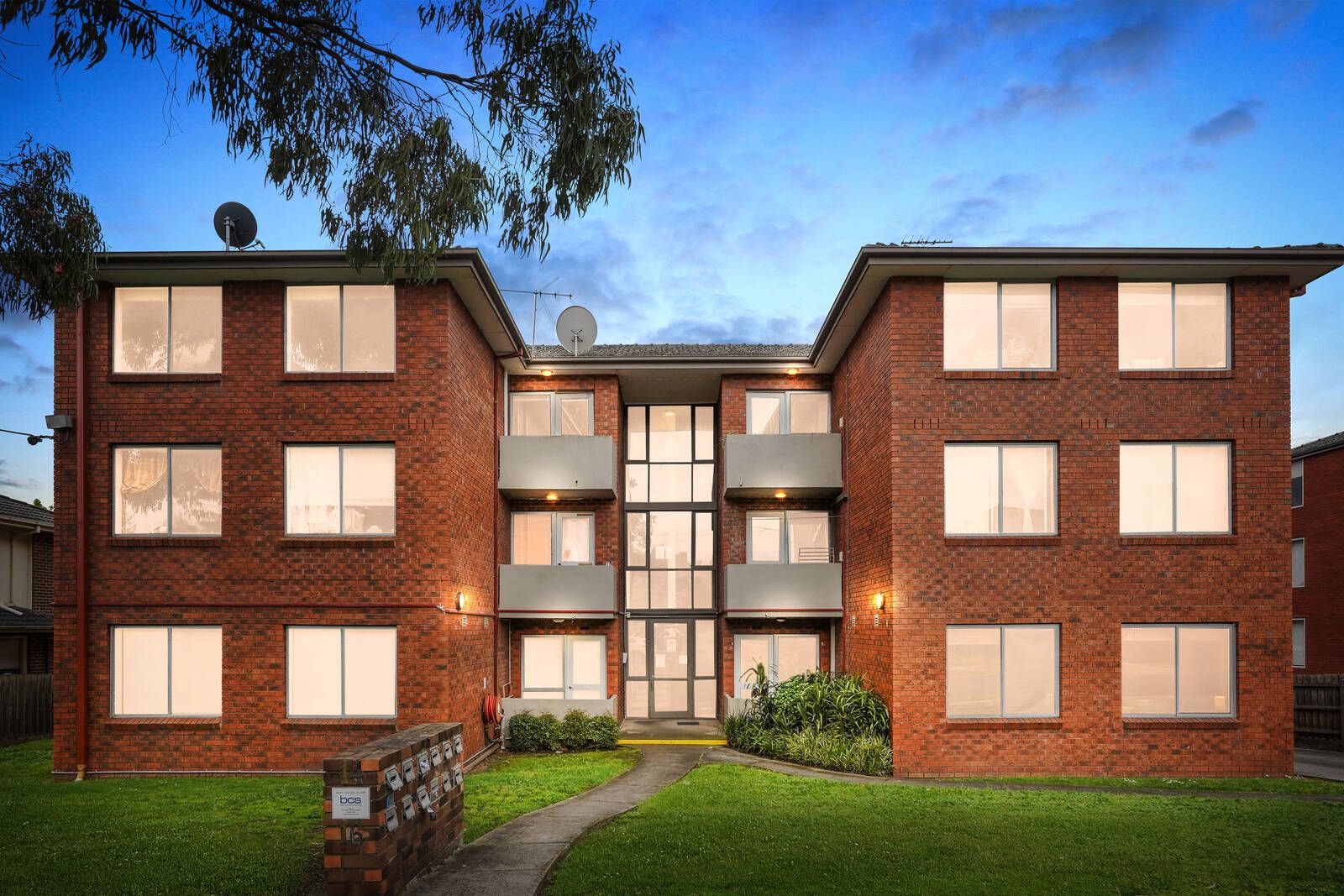 2 bedrooms Apartment / Unit / Flat in 4/14-16 James Street BOX HILL VIC, 3128