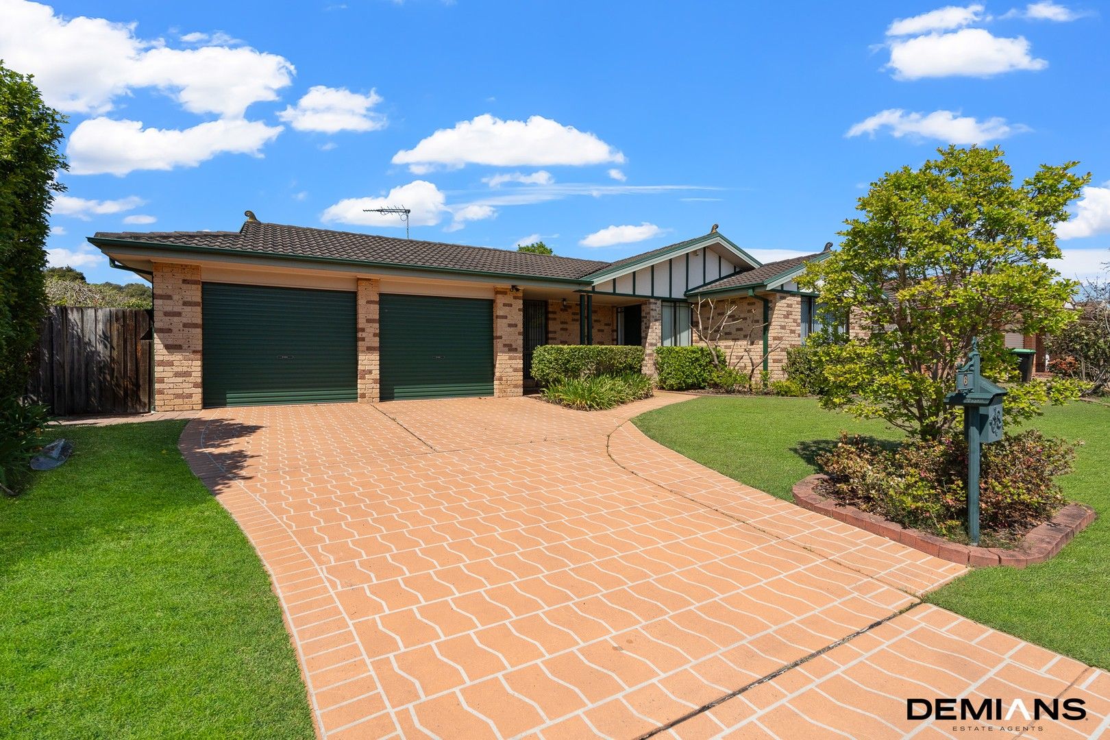 5 bedrooms House in 6 Hyde Park Court WATTLE GROVE NSW, 2173