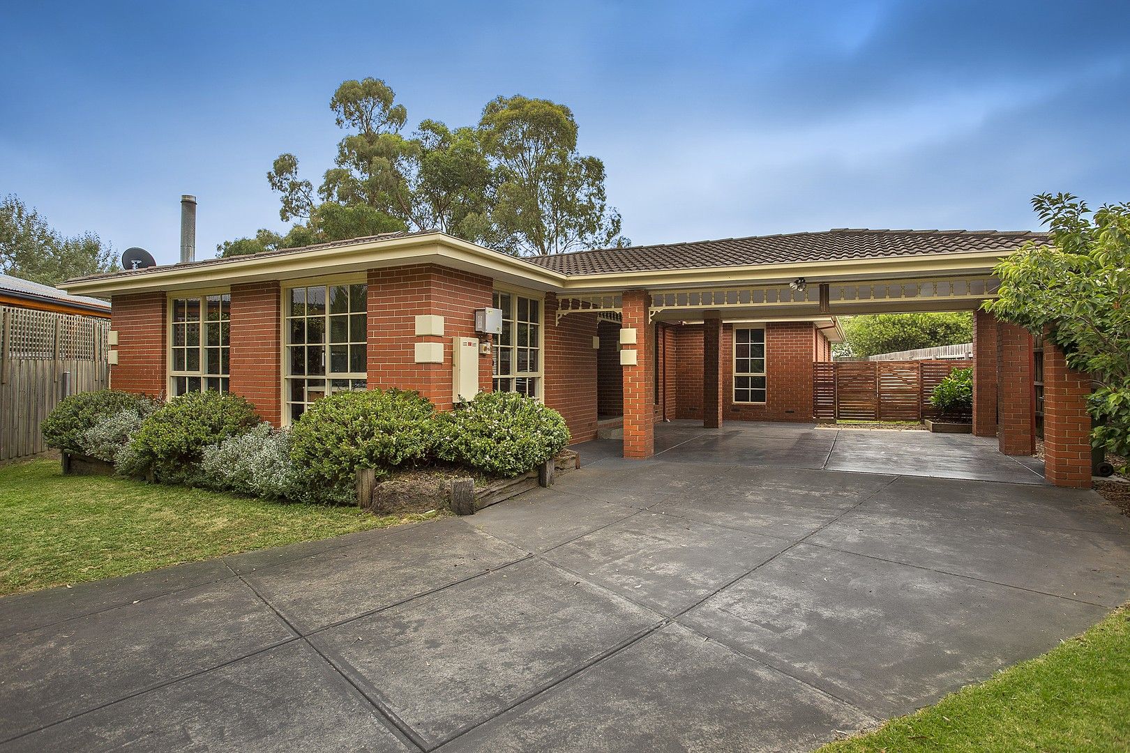 3 bedrooms House in 6 Gifford Close BERWICK VIC, 3806