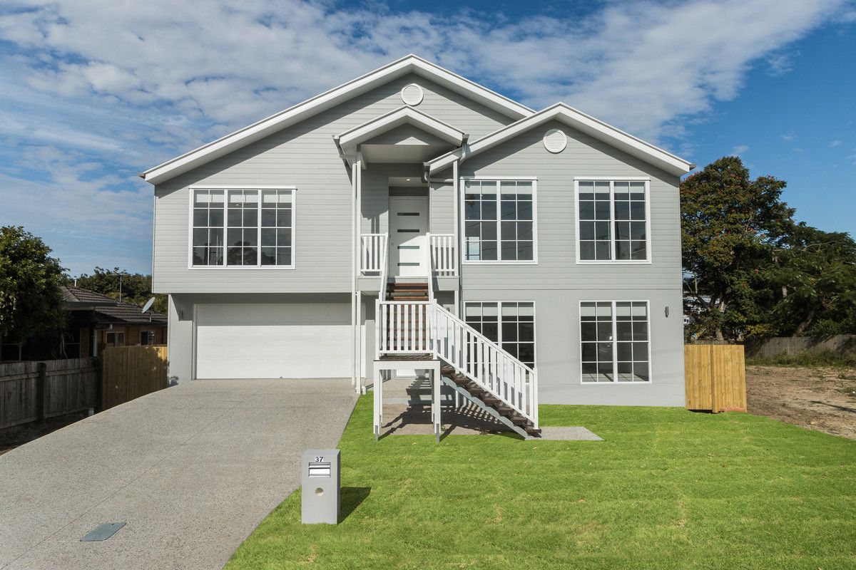 4 bedrooms House in 110 Biggs Avenue BEACHMERE QLD, 4510