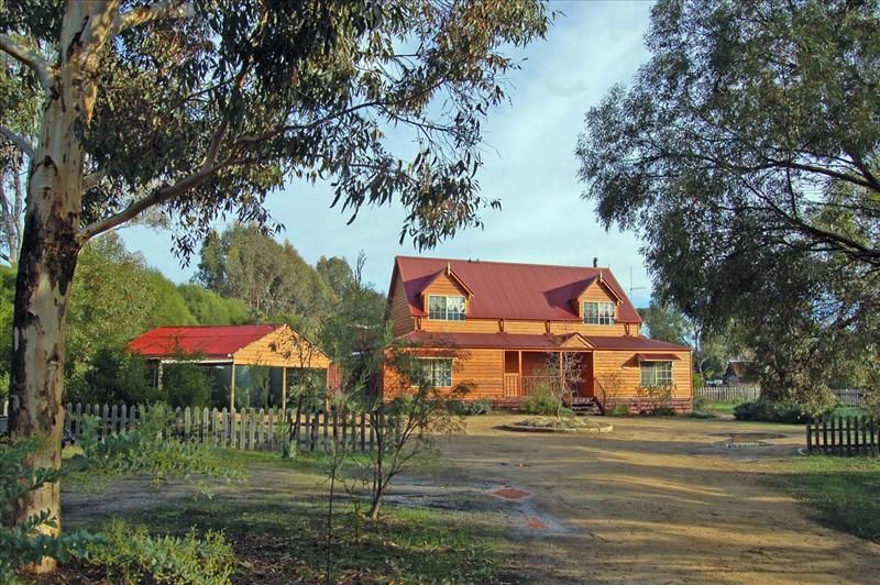 818 St Peters Road, Great Western Property History & Address