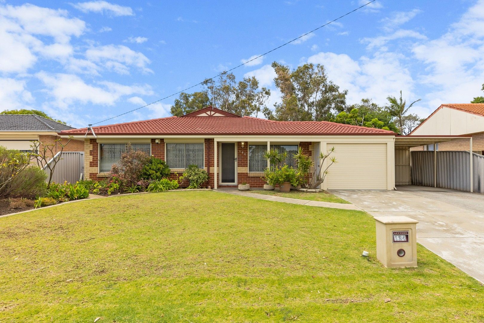 4 bedrooms House in 124 Healy Road HAMILTON HILL WA, 6163