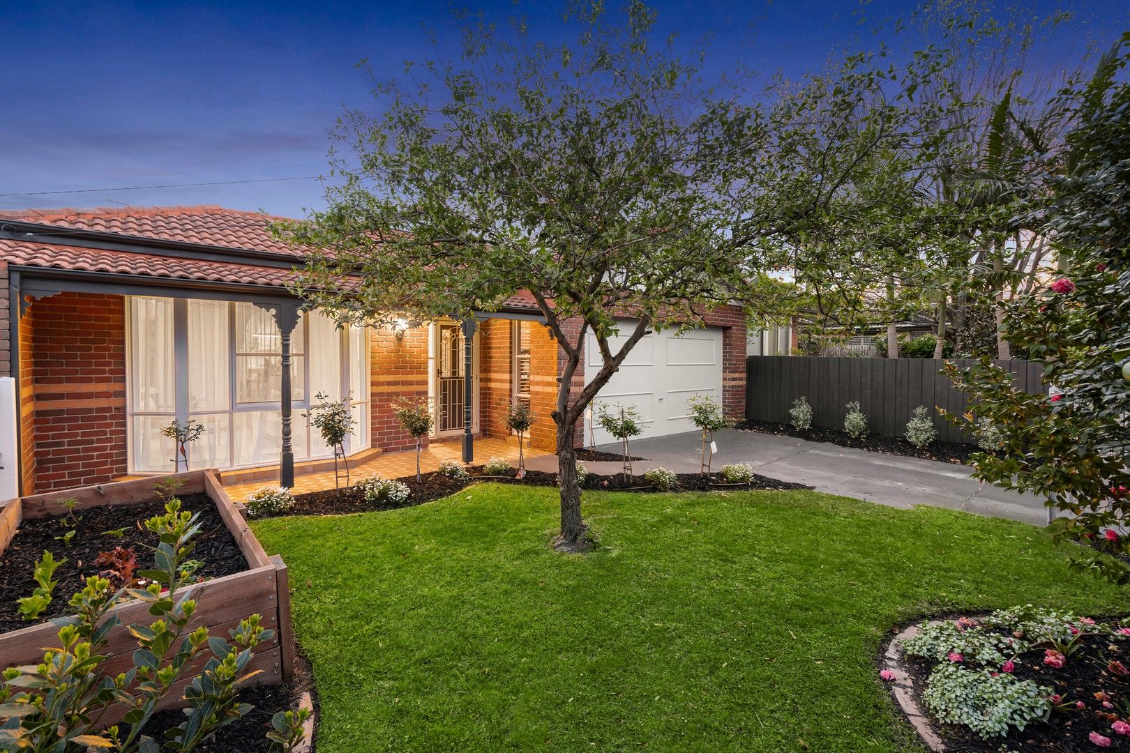 3 bedrooms Townhouse in 1/142 Weatherall Road CHELTENHAM VIC, 3192