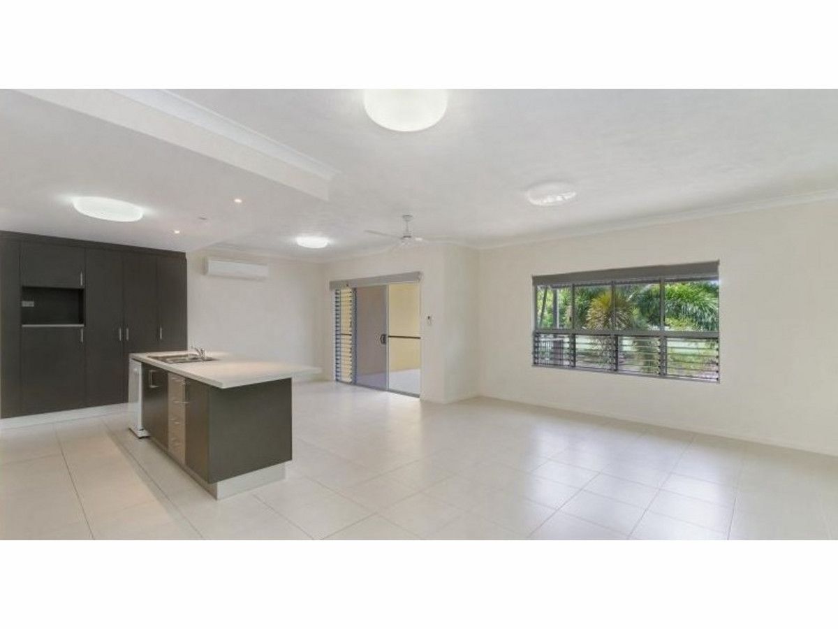 2/11 Crauford Street, West End QLD 4810, Image 1