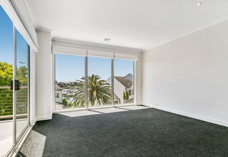 3 bedrooms Townhouse in 42 Scarborough Drive PATTERSON LAKES VIC, 3197